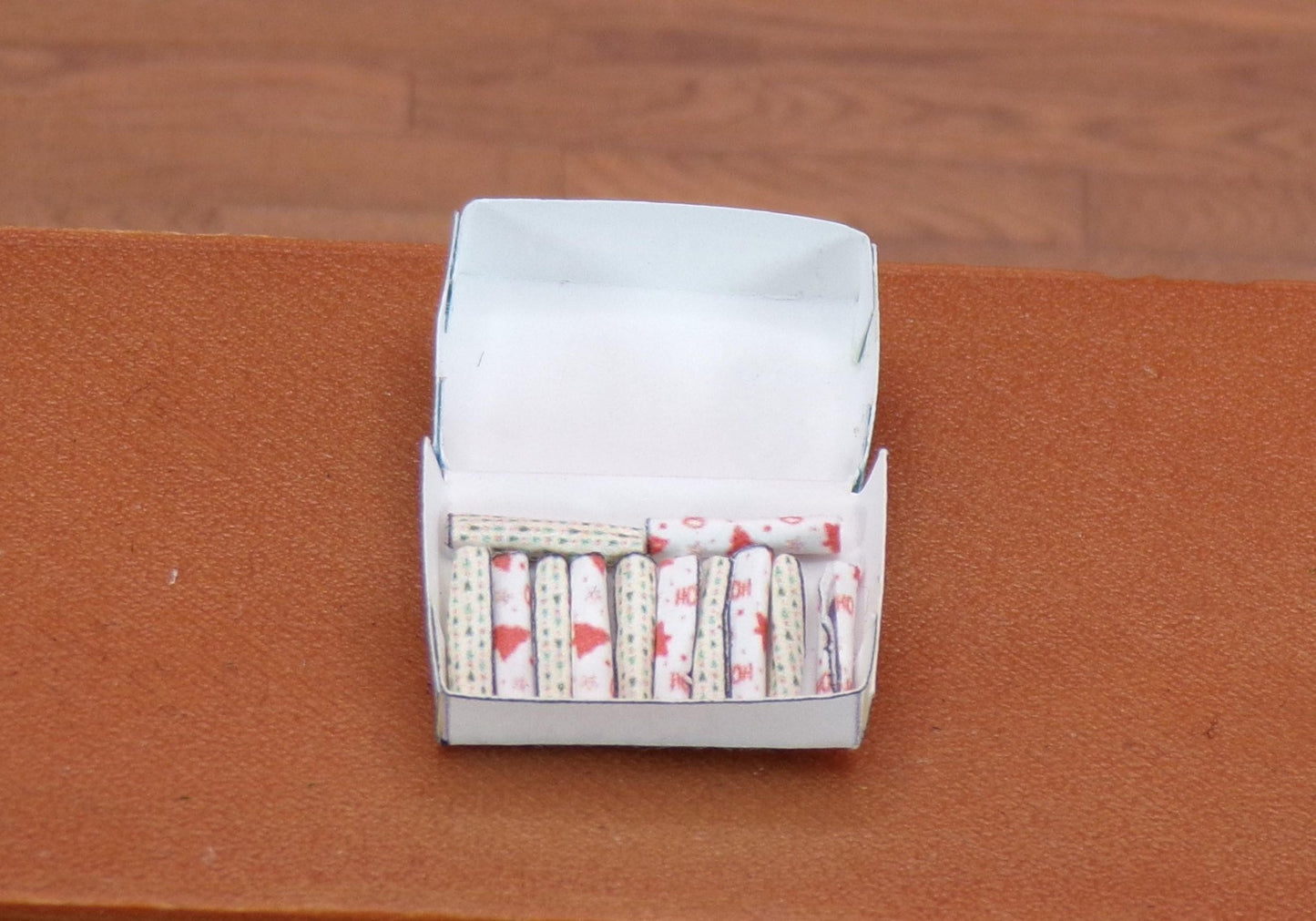1:24 Scale 12 Christmas Crackers and Box - MstrcrftMinis - 1170