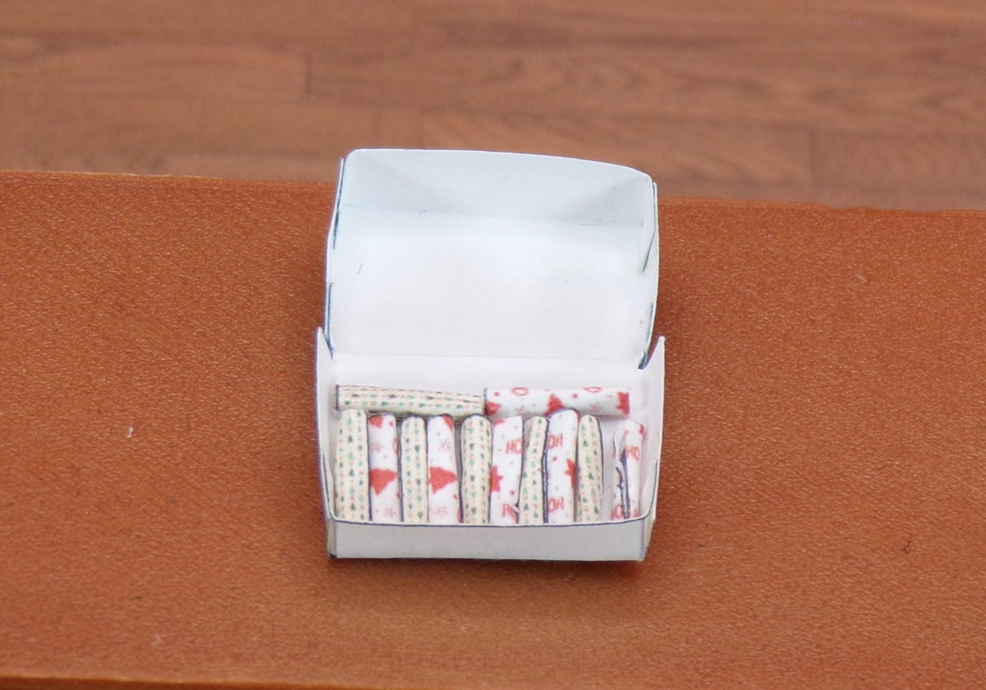 1:24 Scale 12 Christmas Crackers and Box - MstrcrftMinis - 1170
