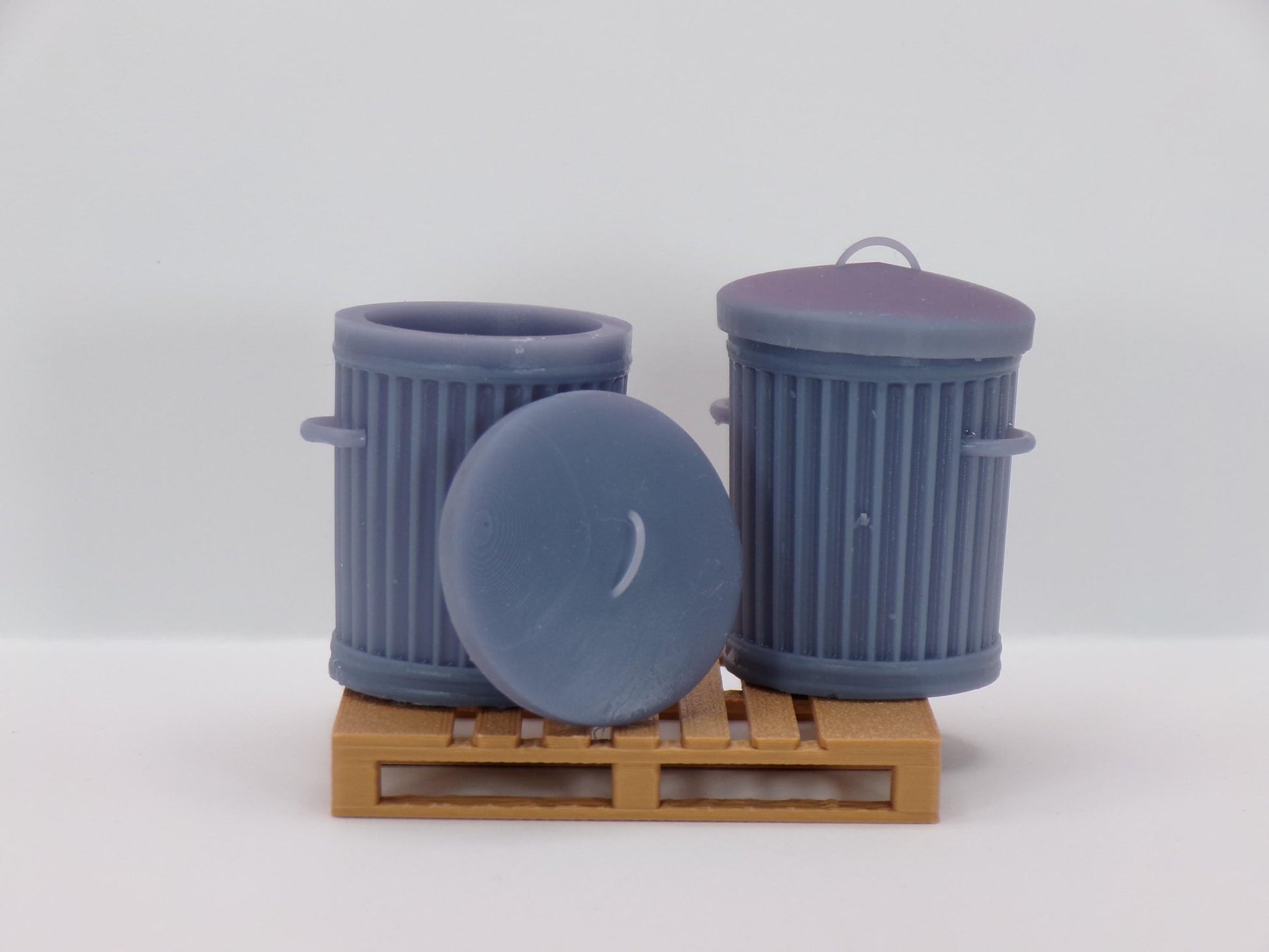 1:24 Scale Metal Trash Can w/Lid | Dollhouse Garage/Street Accessory | Tiny Garbage Bin for Dioramas & Model Scenes | 1/25 Scale | G Scale - MstrcrftMinis - 1232
