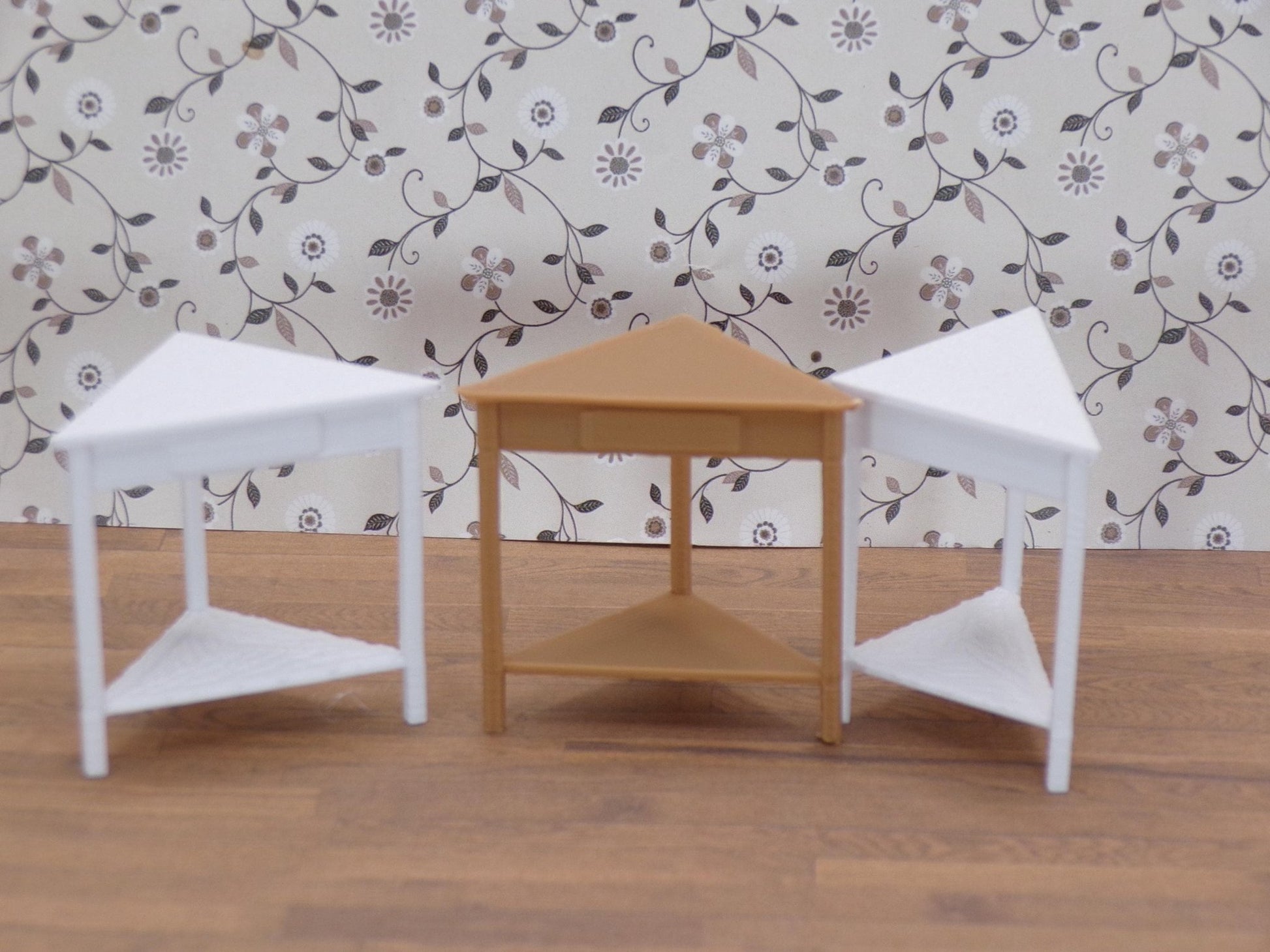 Corner Table – 1:24 Scale Miniature - MstrcrftMinis - 1302