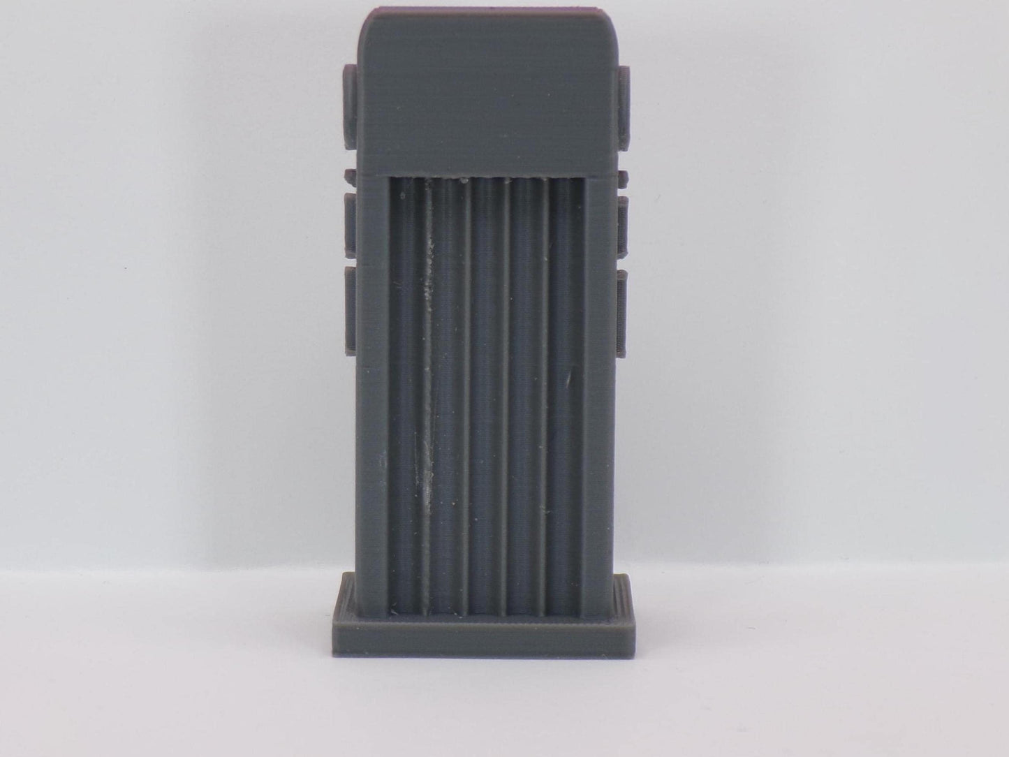1:24 Scale Repair Shop Oil Can Display Stand – Garage Accessories, Miniature Workshop Decor