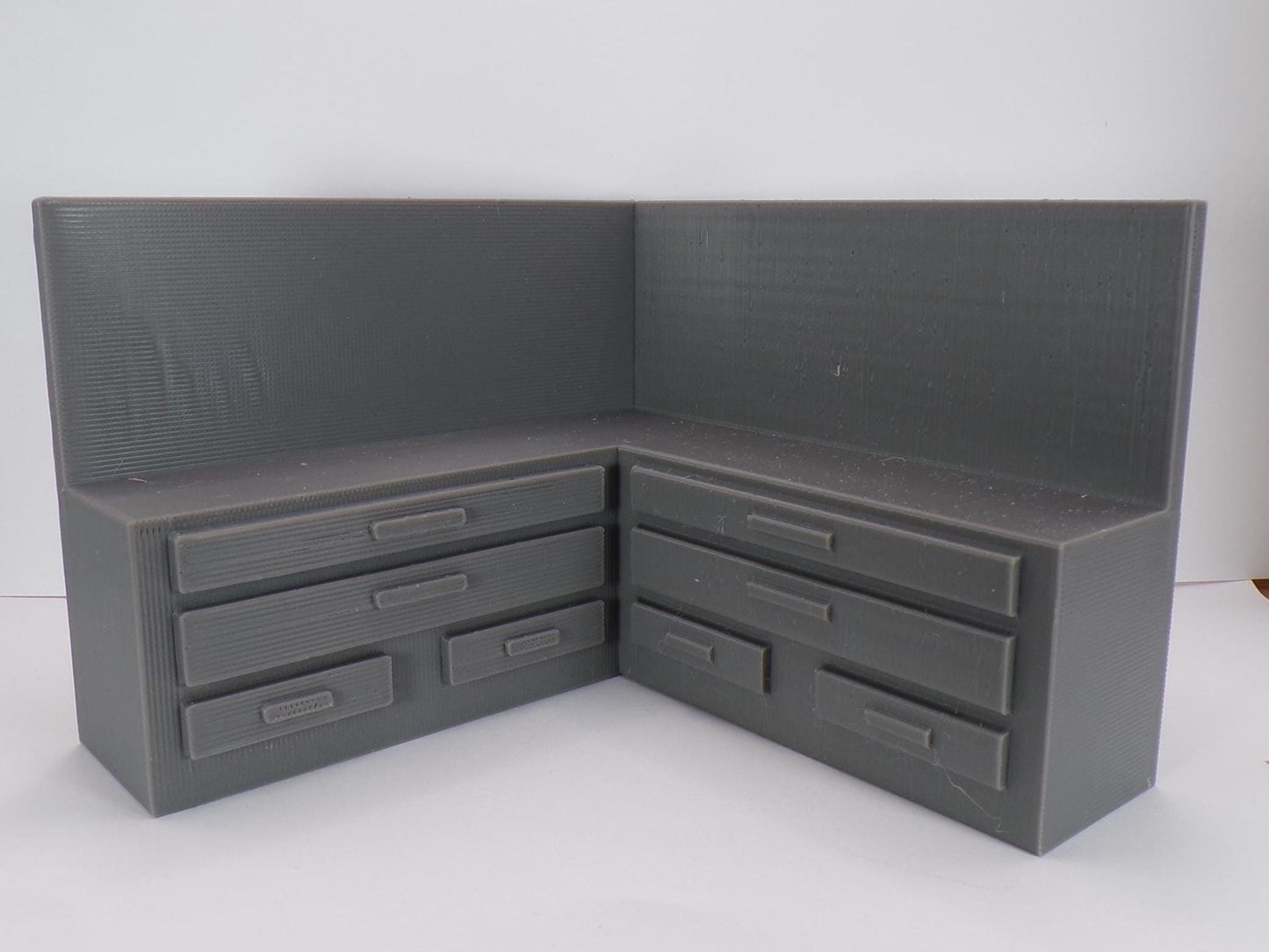 1:24 Scale Miniature Garage Mechanic’s Corner Worktable with Drawers | Dollhouse Workshop Corner Table | Scale Model Garage Bench