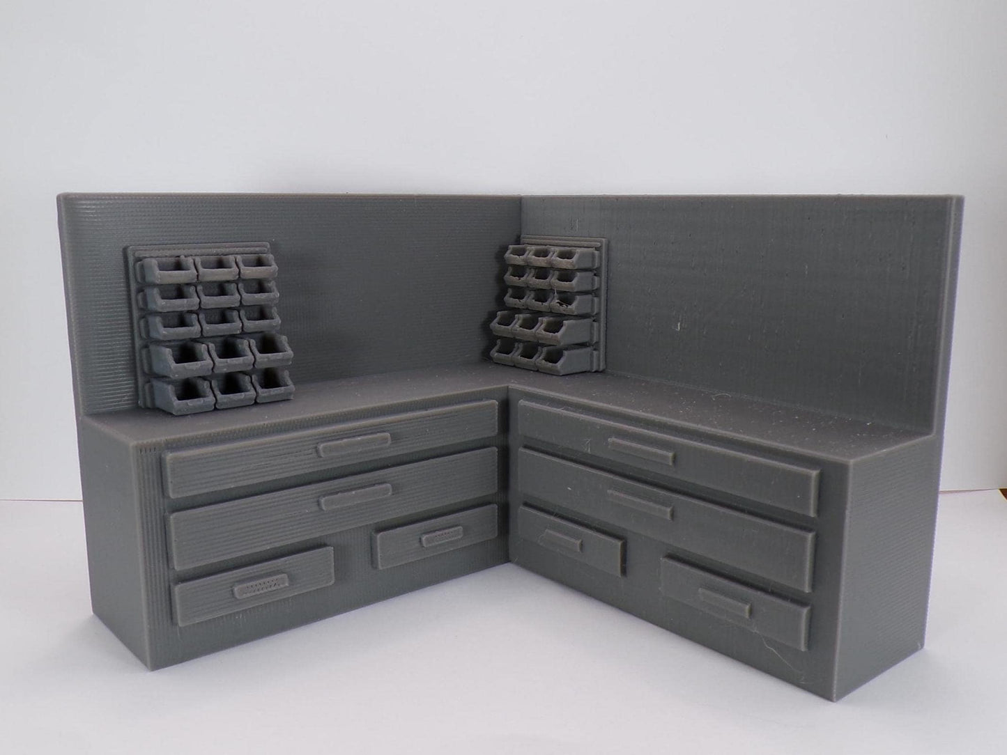 1:24 Scale Miniature Garage Mechanic’s Corner Worktable with Drawers | Dollhouse Workshop Corner Table | Scale Model Garage Bench